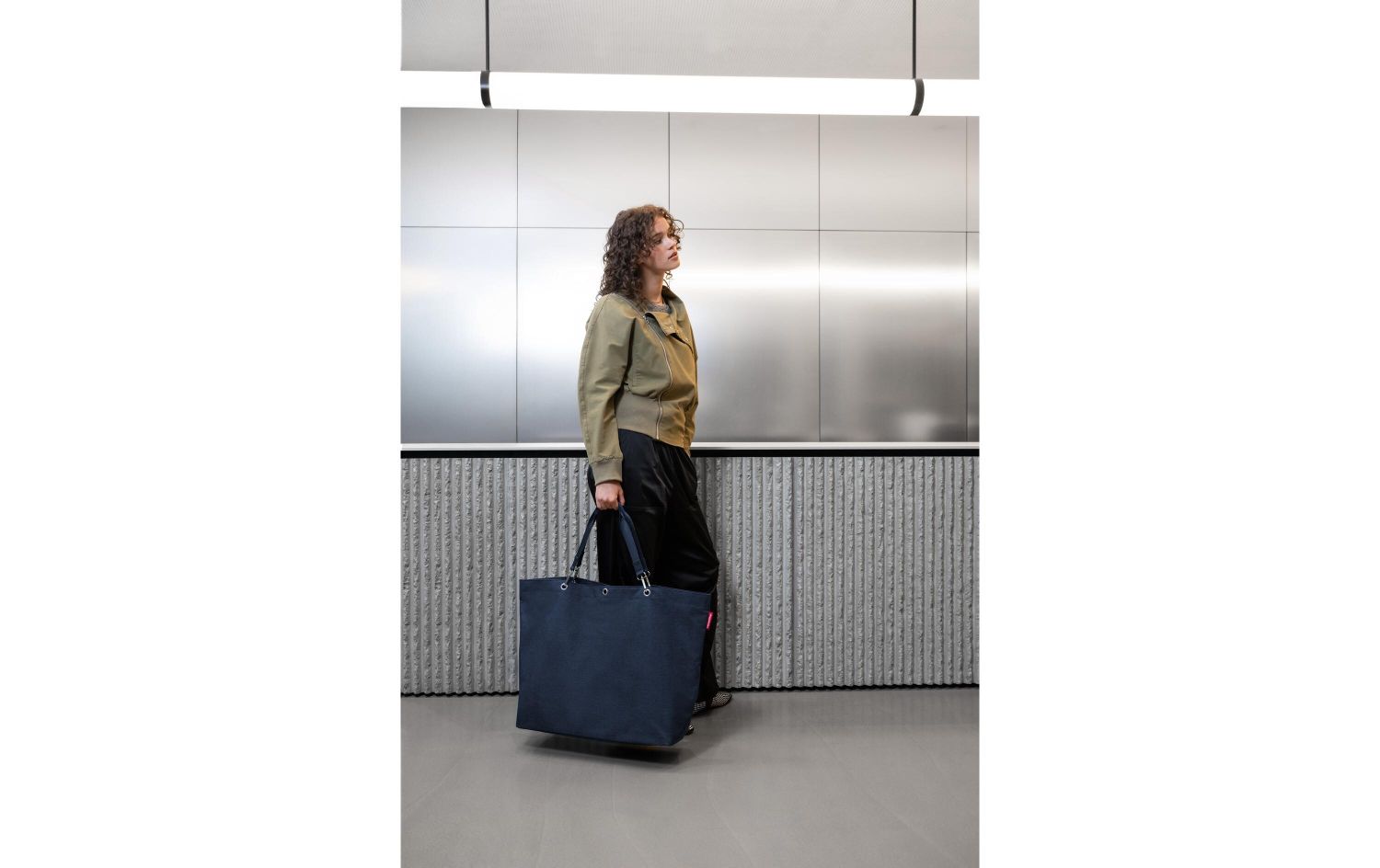 Tasche, Handtasche, Tragetasche, Ledertasche?, Hemd?