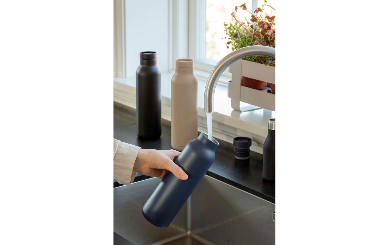 Wasserflasche, Trinkflasche, matte Oberfläche, Körperfarbe blau, Auslauf aus Metall