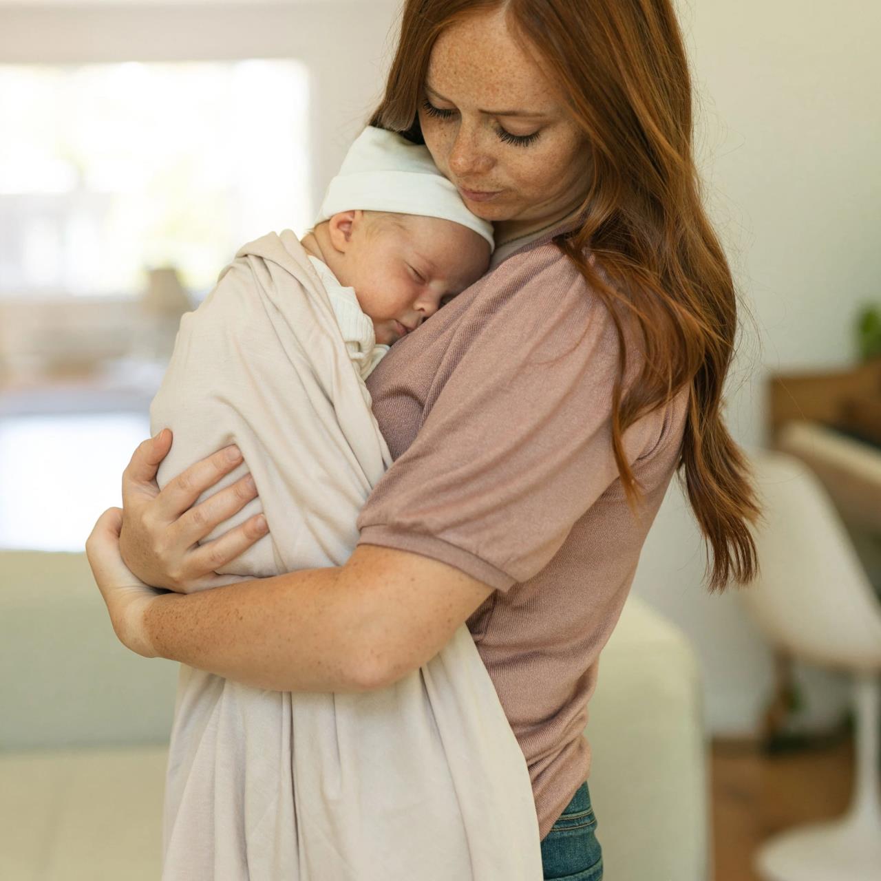 Stretch Knit Swaddle Single, Soft Blush Leute, Person, Umarmen