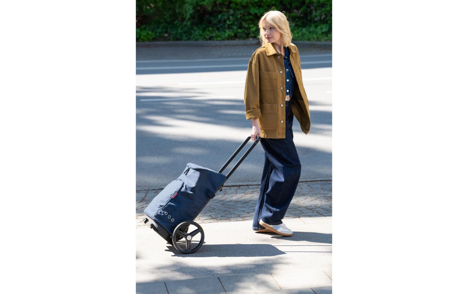 jacke, jeans, tasche, rollkoffer, mobilität