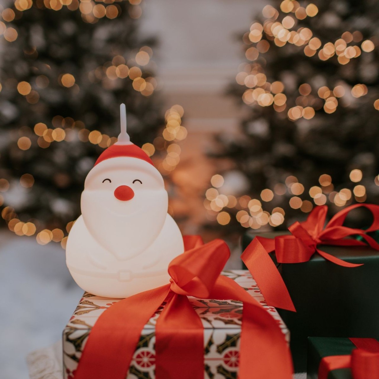 Weihnachtsdeko, Santa Figur, LED-Licht, Geschenkbox, Rote Schleife