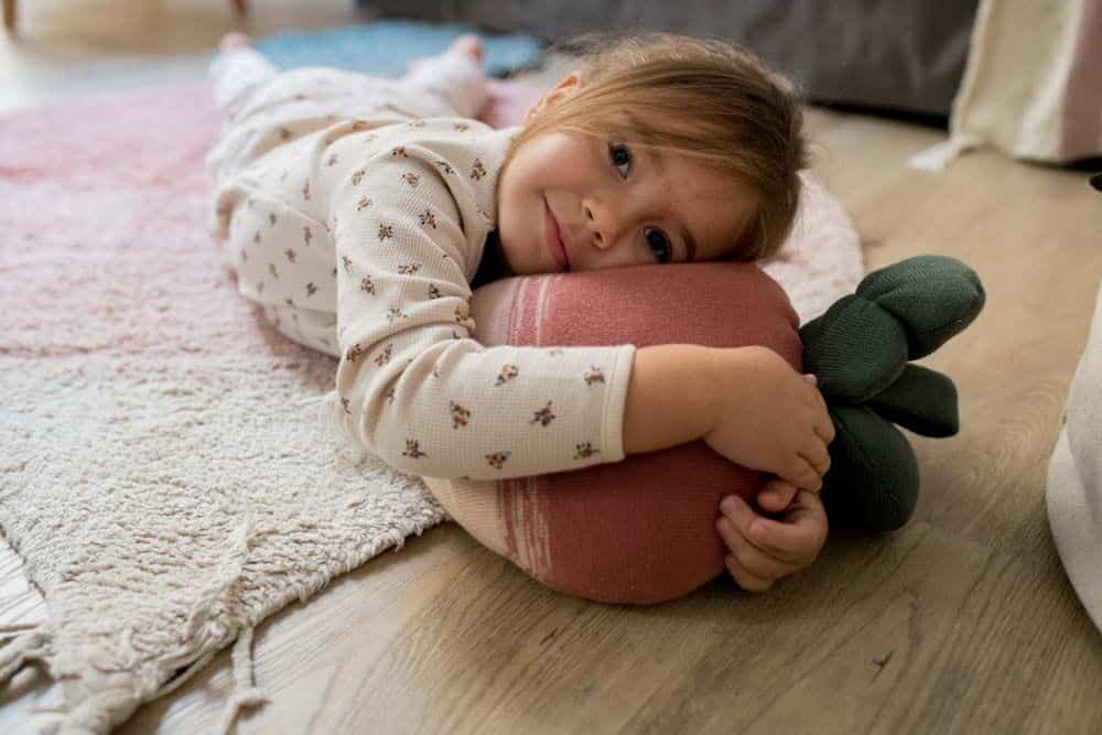 Knitted cushion Ramona the Radish