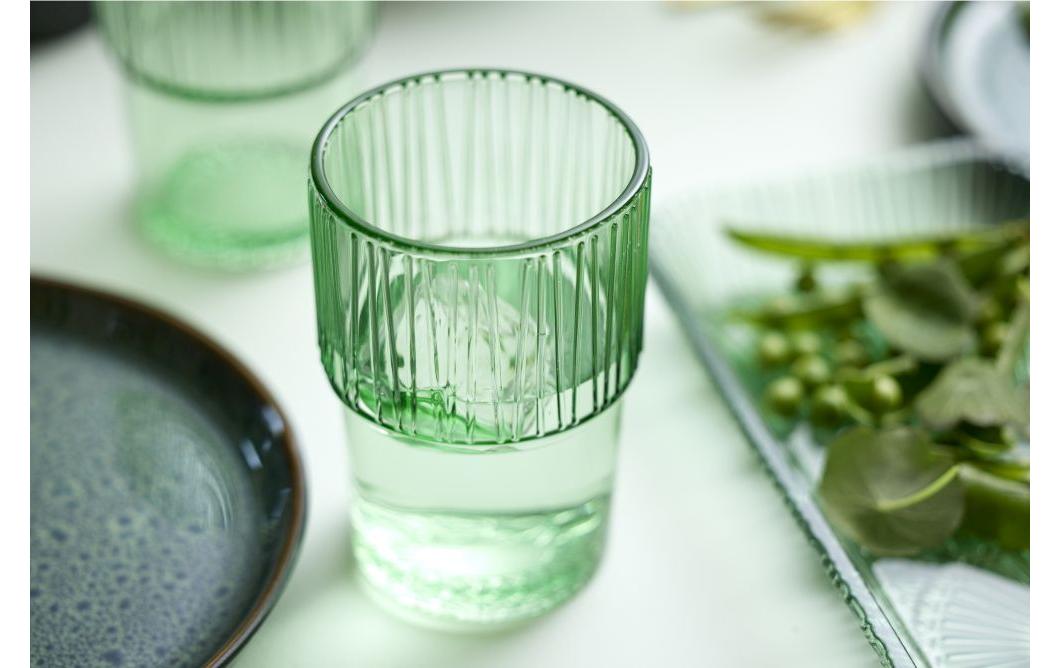 grünes Glas, Rippelmuster,  Trinkglas, Schnittglas, transparentes Glas