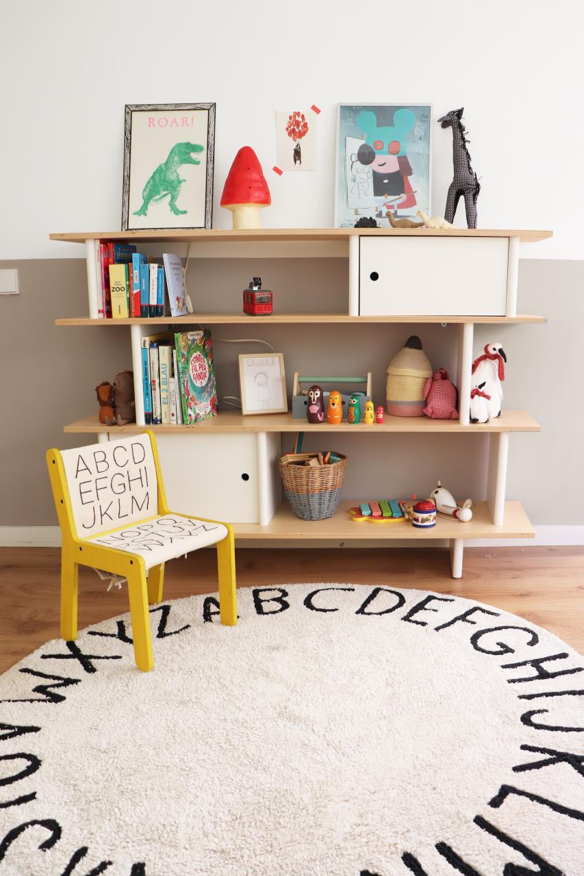 Dekoration für Zuhause, Teppich, Stuhl, Mobiliar, Bücherschrank
