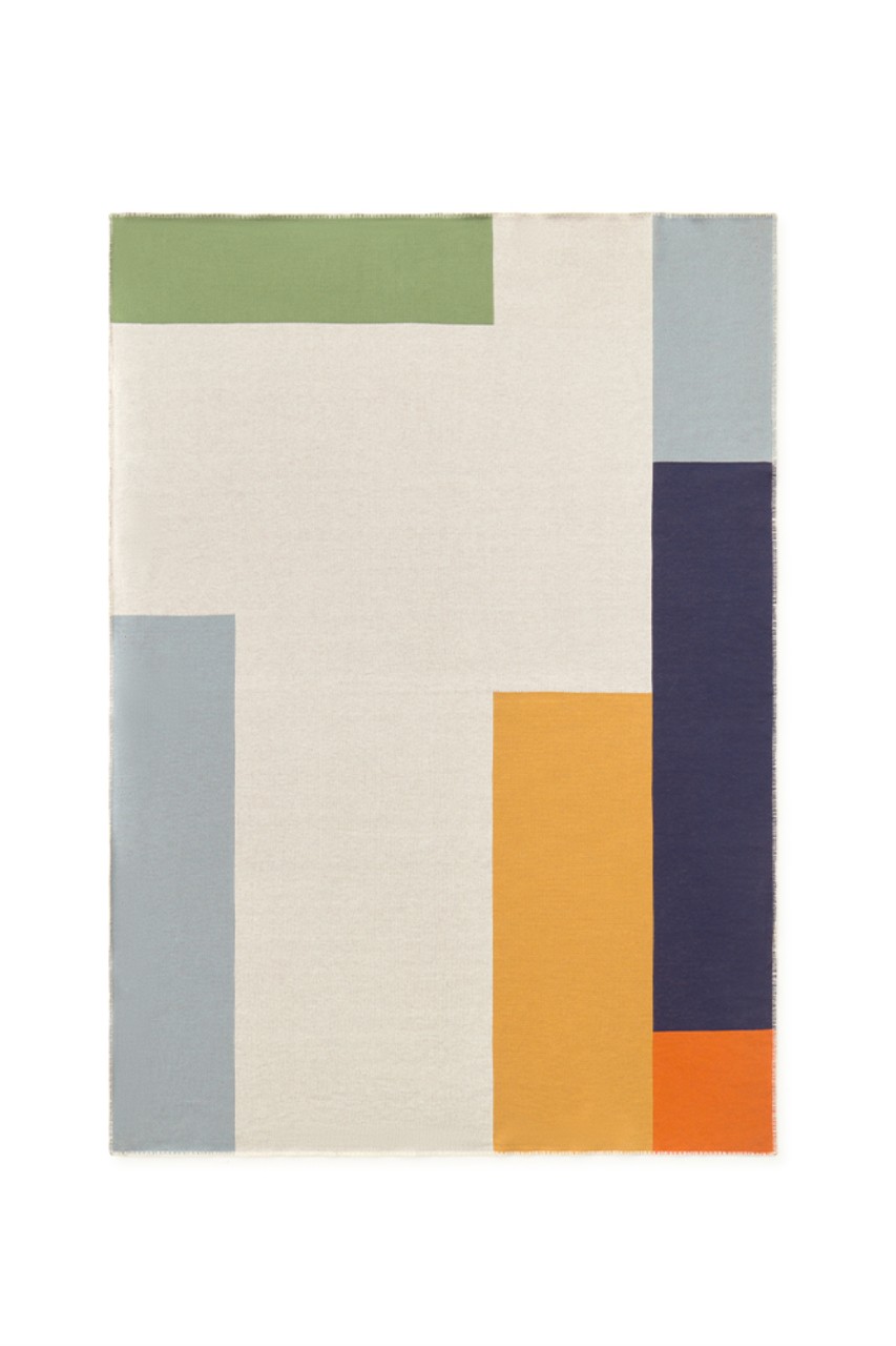 Rechteckige Überwurfdecke mit einem geometrischen Muster aus cremefarbenen, grünen, hellblauen, dunkelblauen, gelben und orangefarbenen Blöcken.