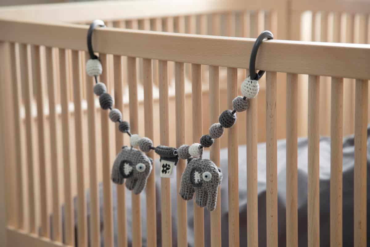 Häkel-Kinderwagenkette, Fanto der Elefant, classic grey