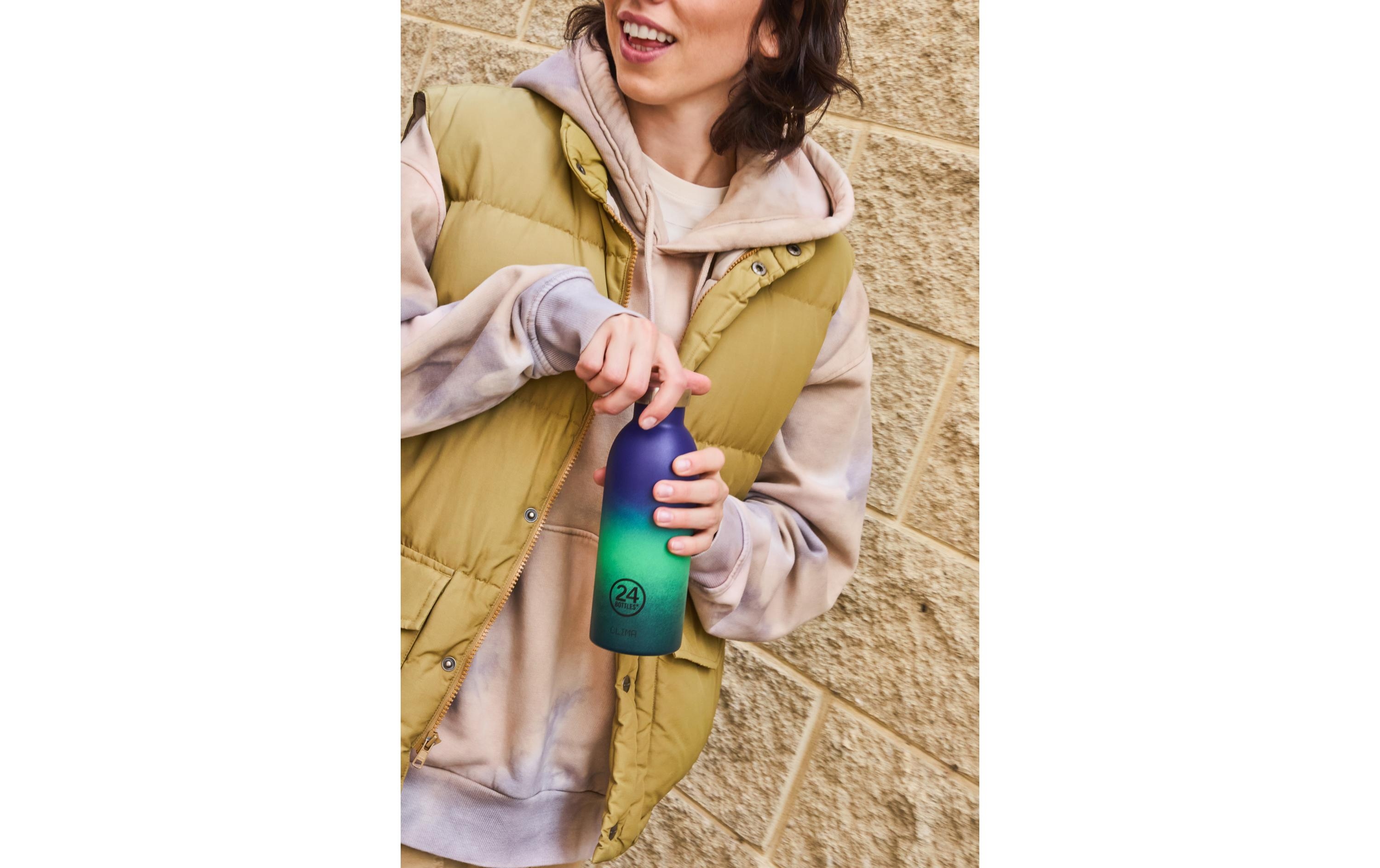 Bekleidung, Mantel, Jacke, Innenarchitektur, Flasche