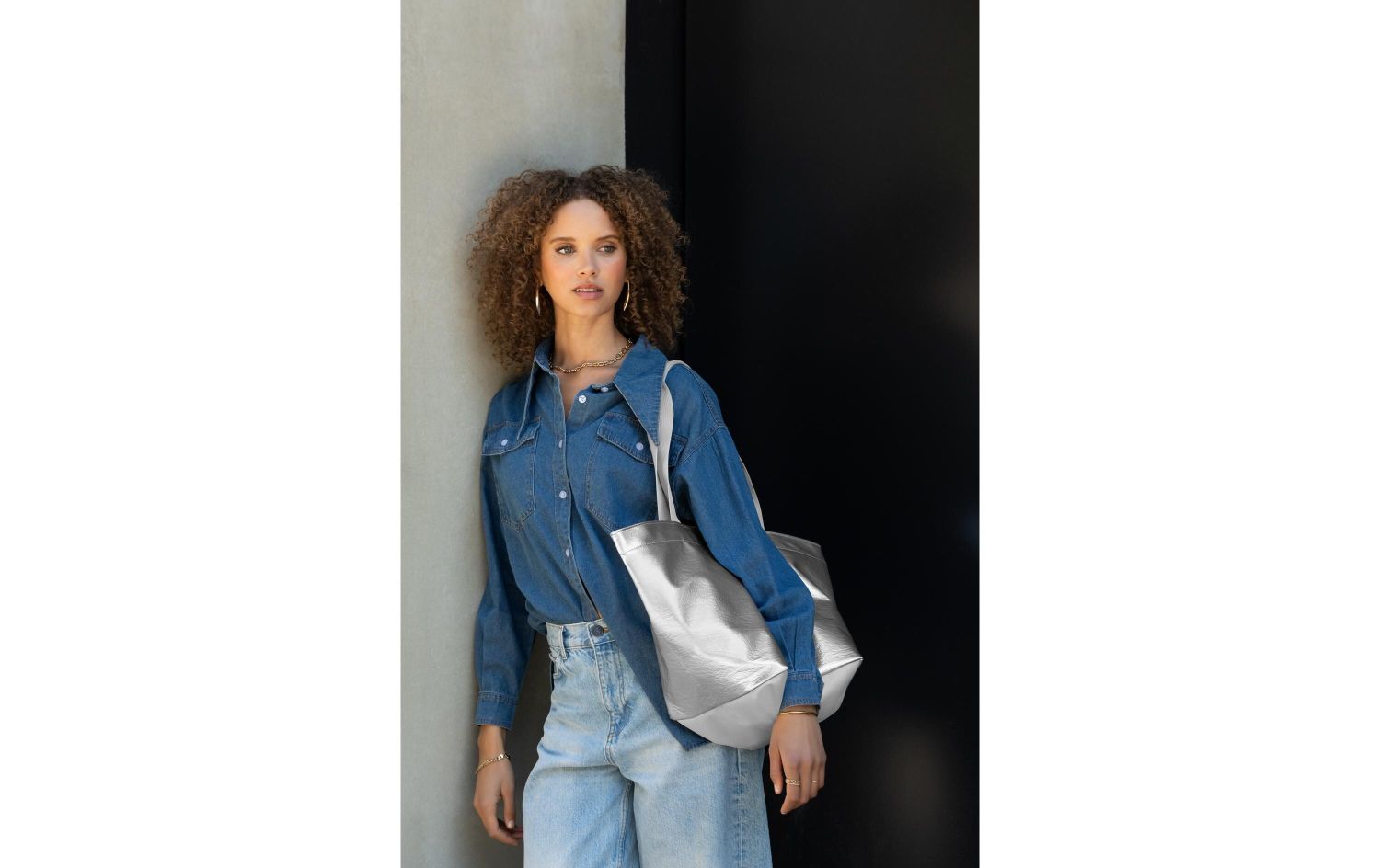 Denimhemd, Jeans, Schultertasche, Silberne Tasche, Casual-Outfit