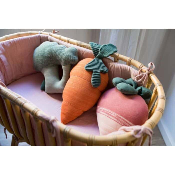 Knitted cushion Cathy the Carrot