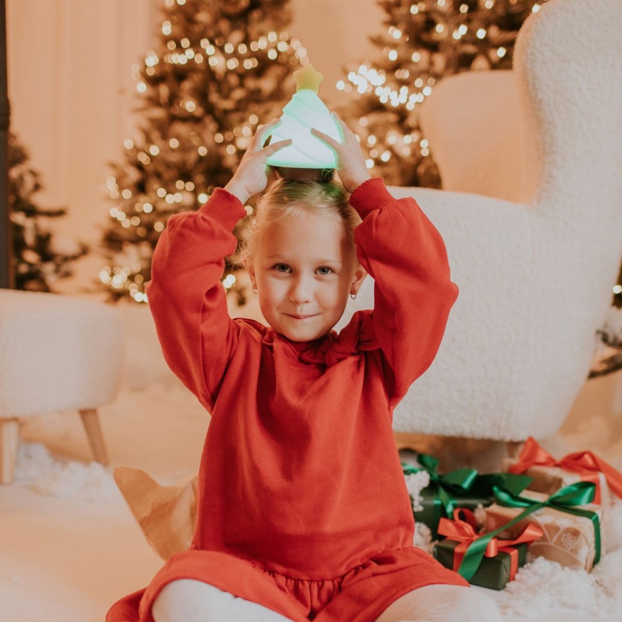 Kinder, Weihnachtsdekoration, Laterne, Rotes Outfit, Geschenke