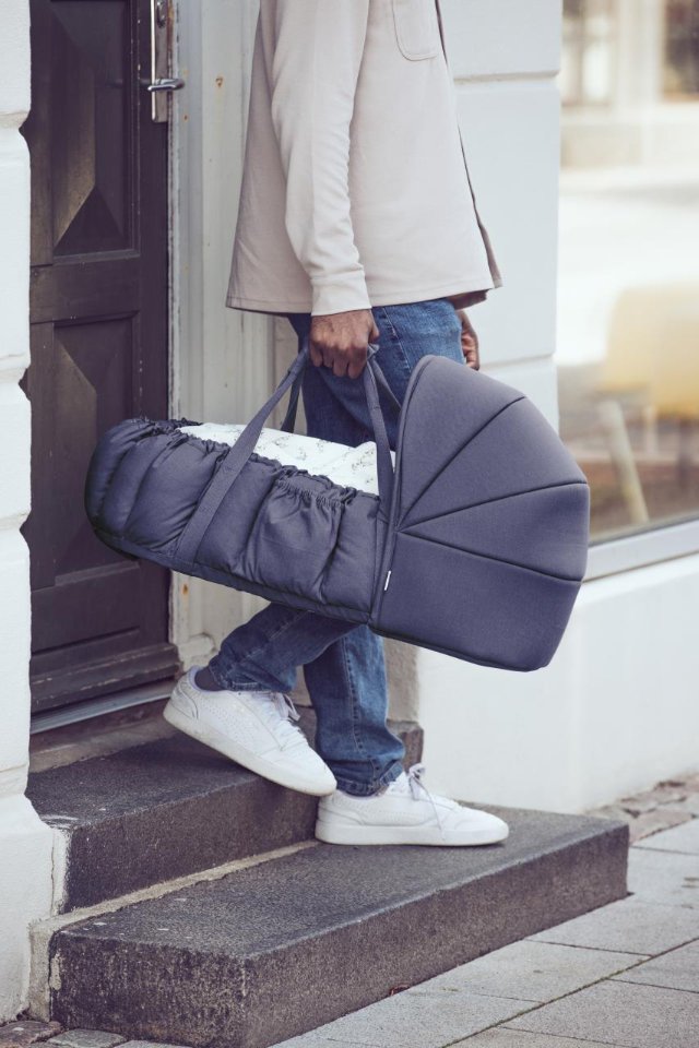 Hosen, Sneaker, Gepäck, Handtasche, Person