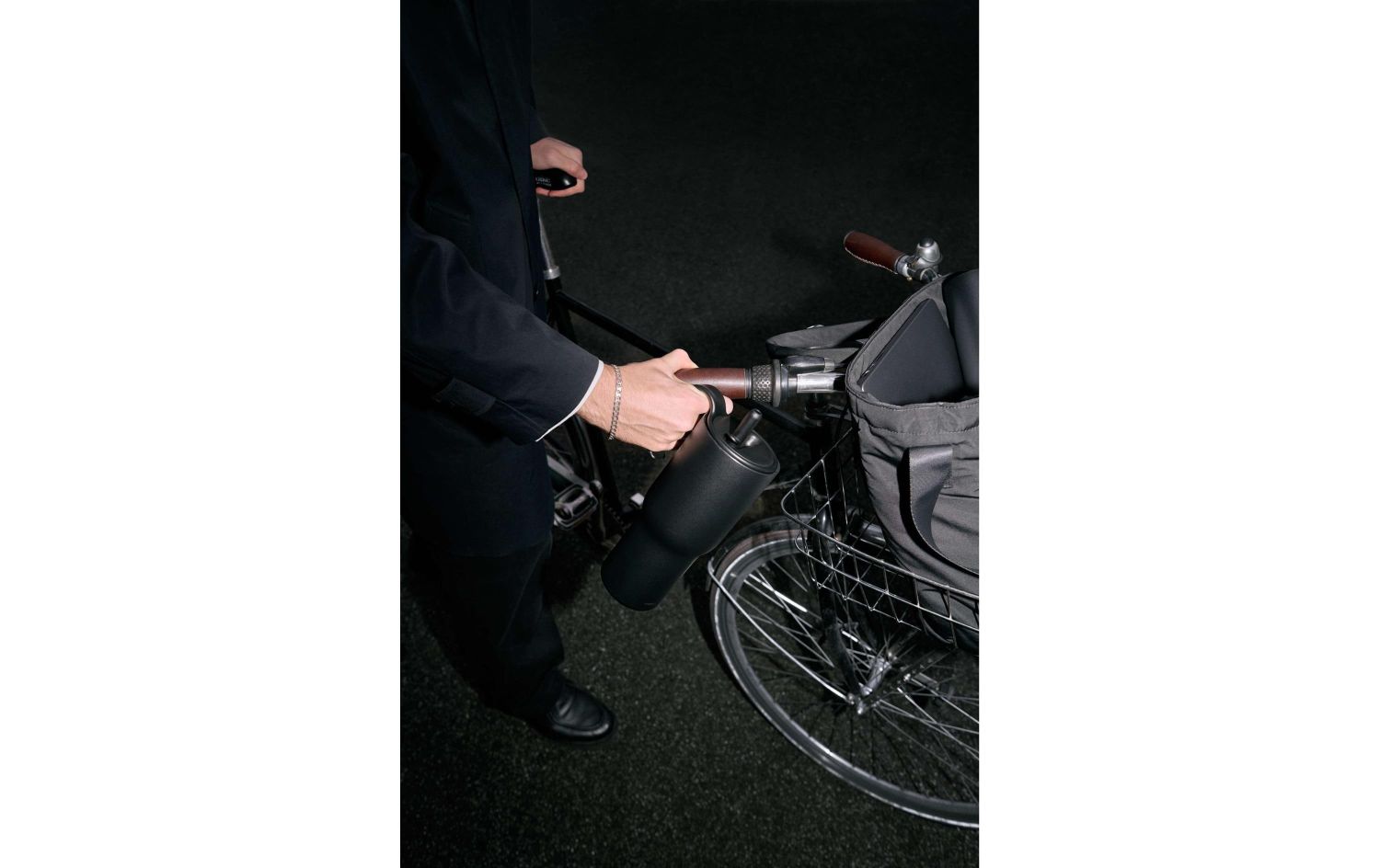 E-Bike, Fahrradkorb, Seitentasche, Wasserflasche, Lenkergriffe