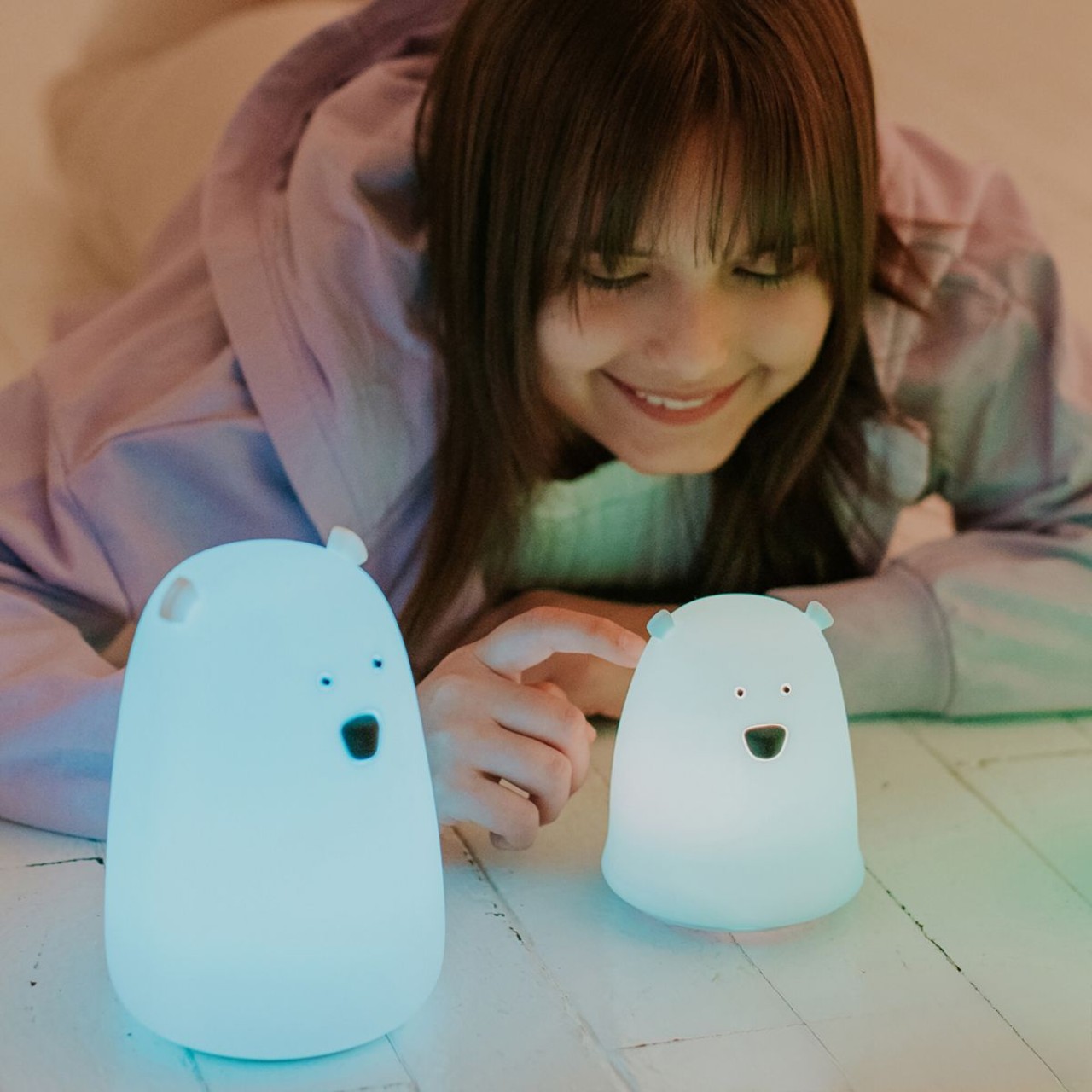 Kopf, Person, Lächeln, Telefon, Handy, leuchtendes Nachtlicht, Eisbär, Lampe Figur, sanftes Licht, Kinderspielzeug