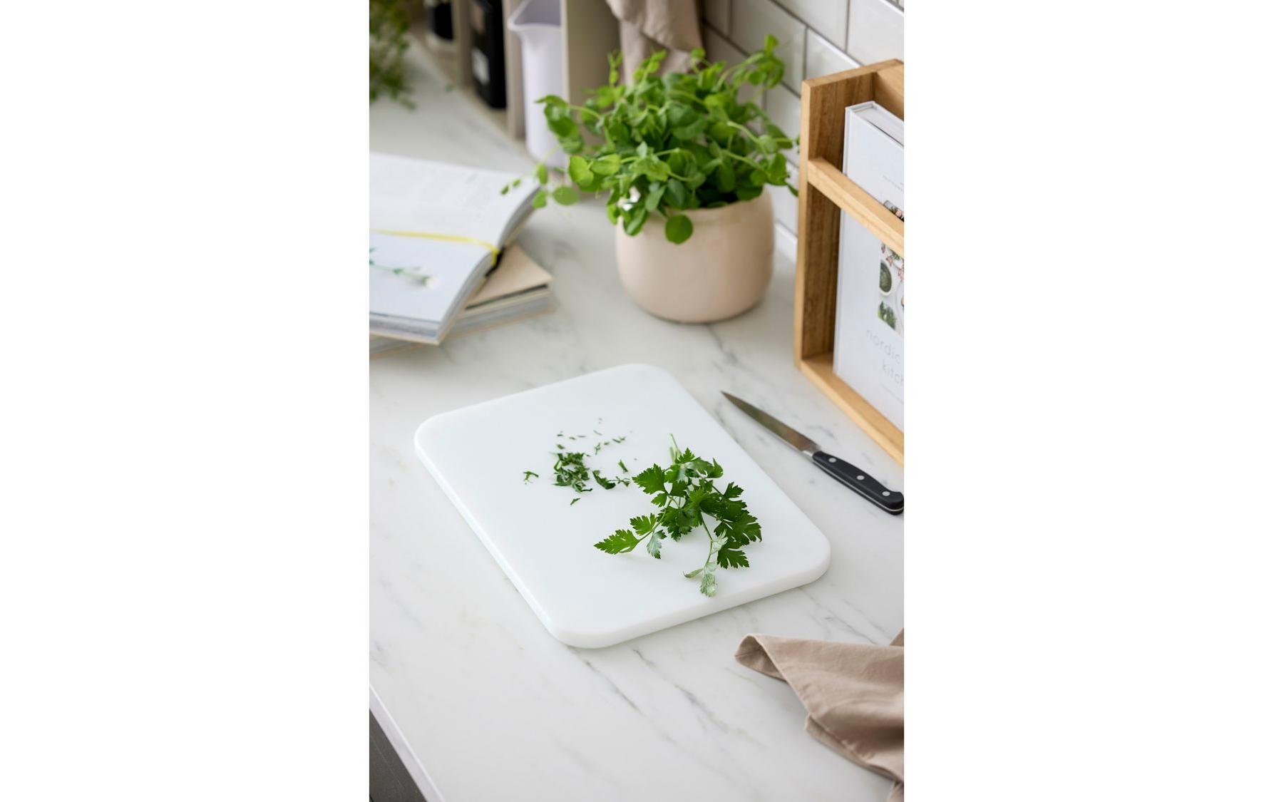 Küchenmesser, Kunststoffschneidebrett, Kräuter, Petersilie, Küchentisch