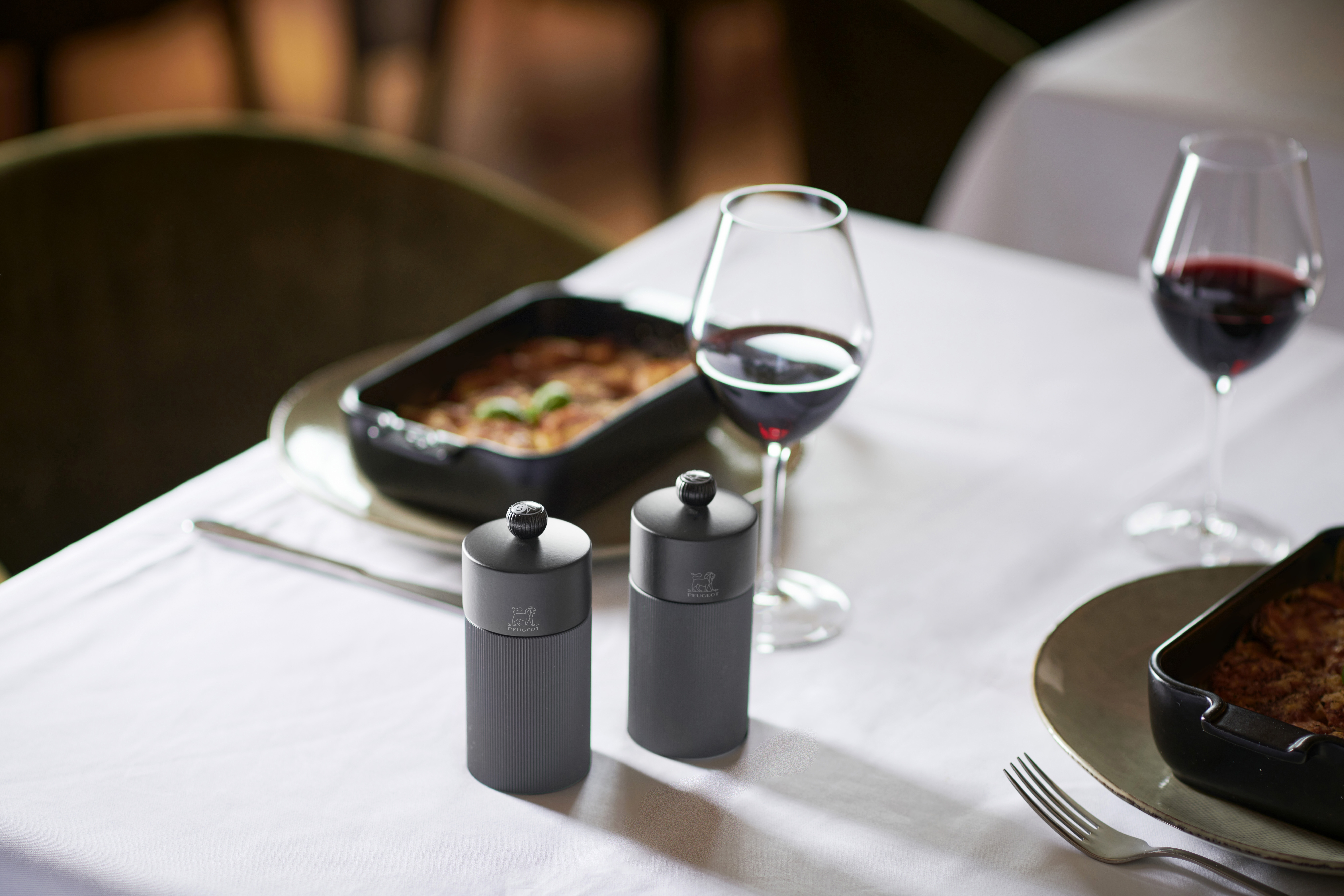 Glas, Flasche, Roter Wein, Besteck, Gabel, Glas, Flasche, Roter Wein, Besteck, Gabel, Glas, Flasche, Roter Wein, Besteck, Gabel