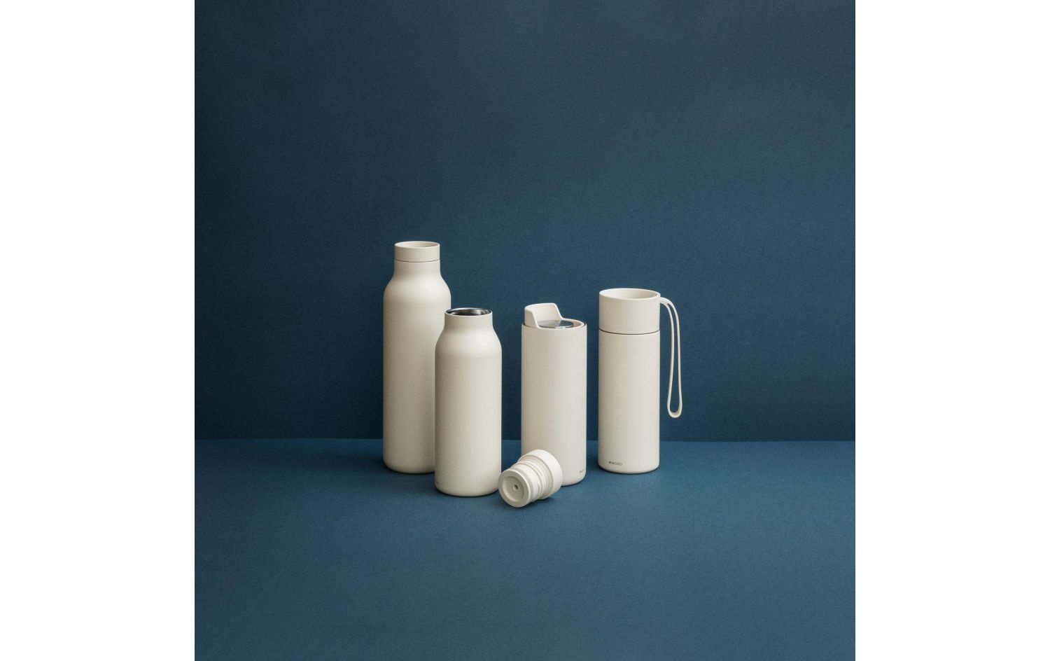 Trinkflasche, Wasserflasche, Thermoflasche, Beige Flasche, Koffer?, Trinkflasche, Stoff-/Metallflasche, Becher, Trinkbehälter, Flaschen-Set