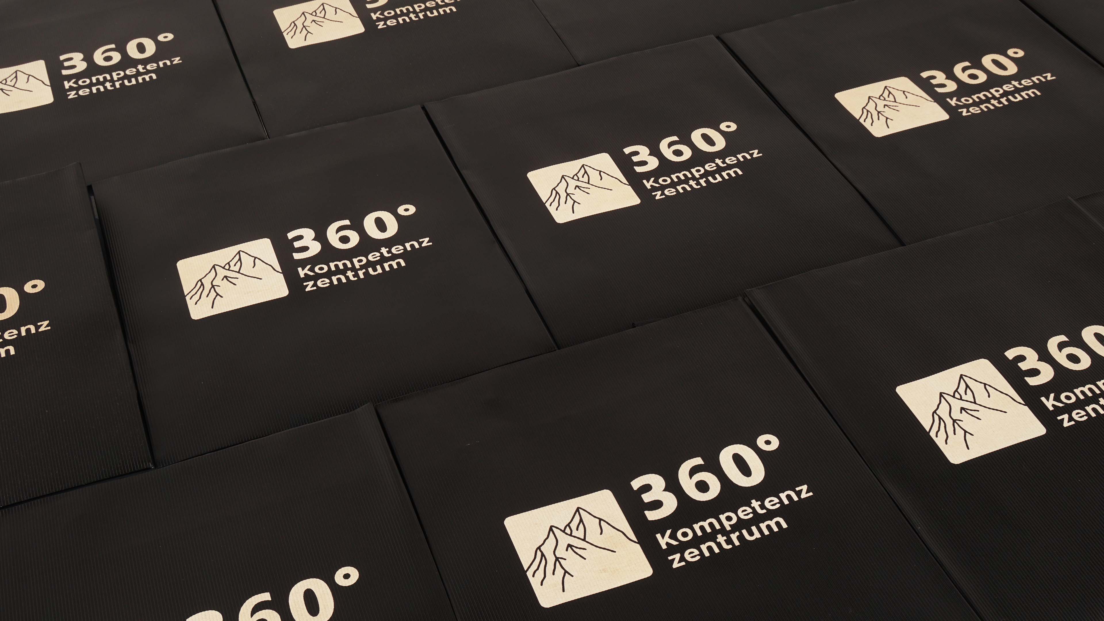 Kundennamen?, 360° Kompetenzzentrum, Logo, Schwarz, Muster