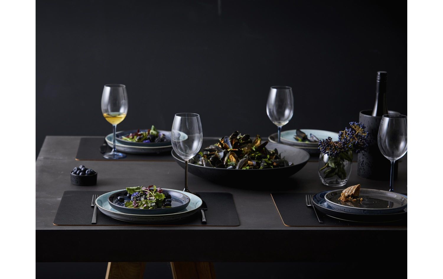 Tafelset, Essteller, Weinglas, Salat, Schale