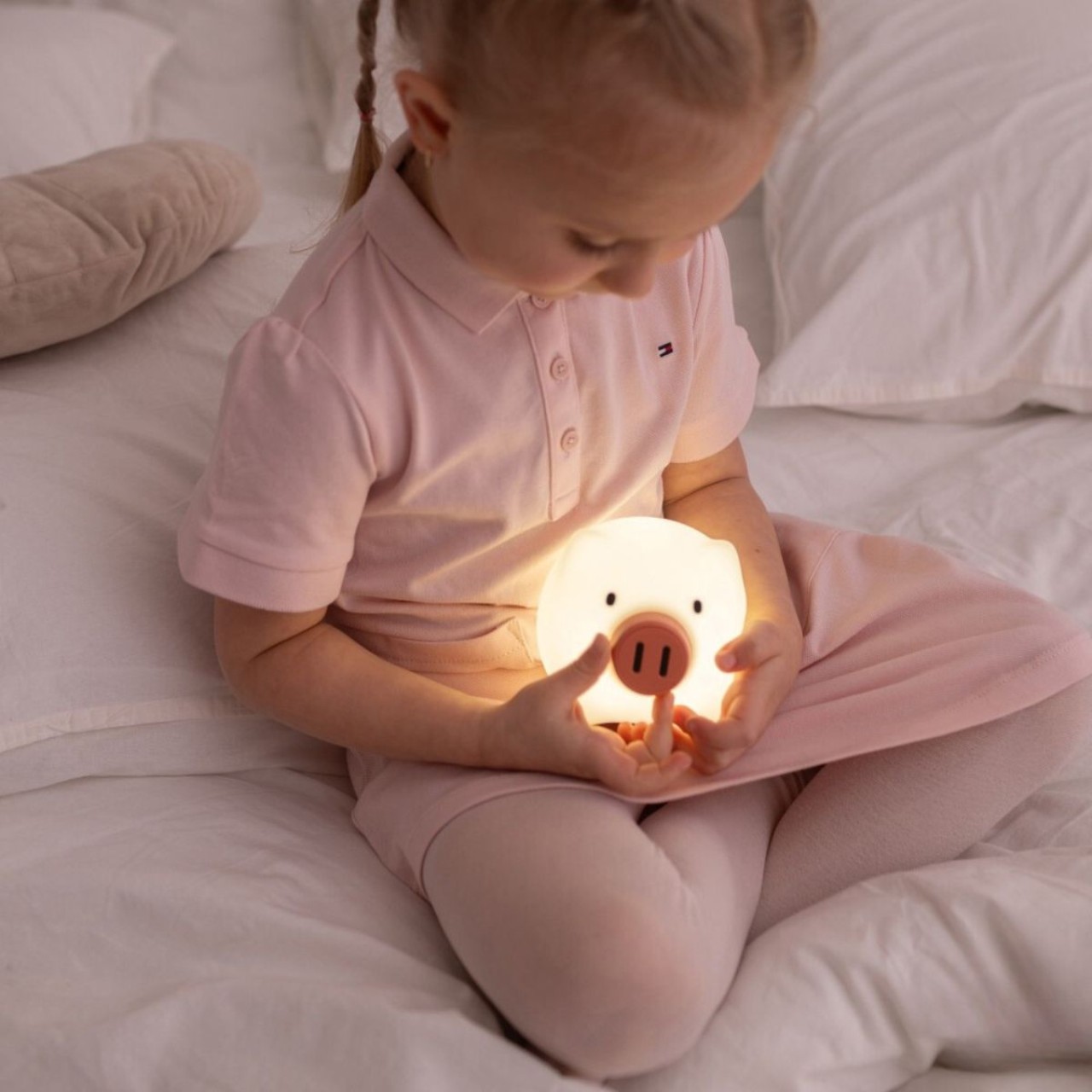 Baby, Person, Kleidung, Ärmel, Puppe, Nachttischlampe, Schlafzimmer, Babykleidung, Kuschelig