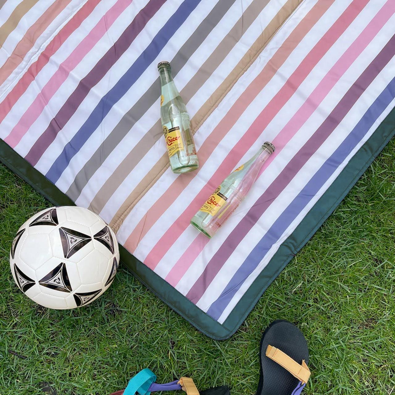 Fußball, Stranddecke, Flaschen, Schuhe, Gras