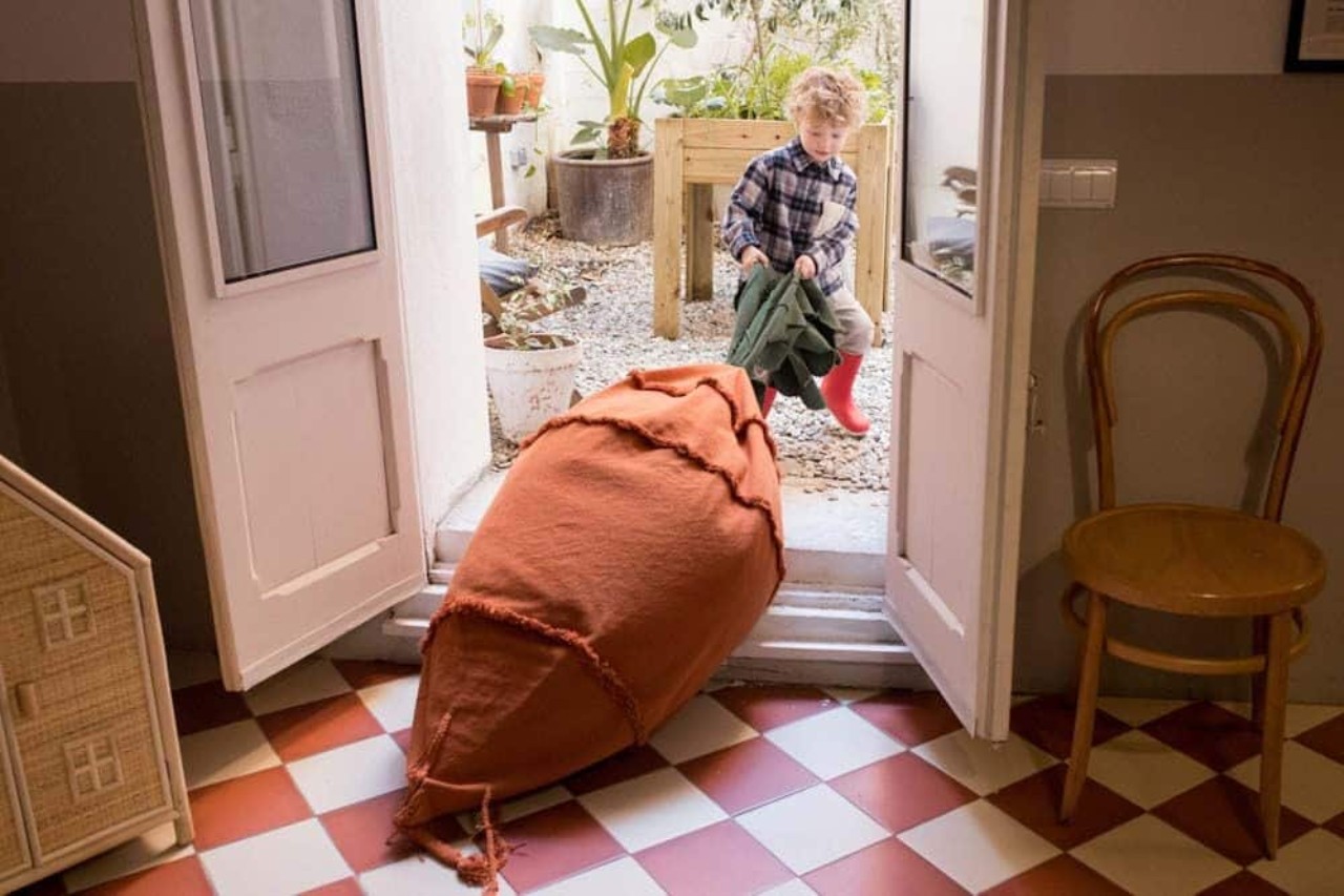 kinder, orangefarbene decke, roter socken, garten, eingangstür