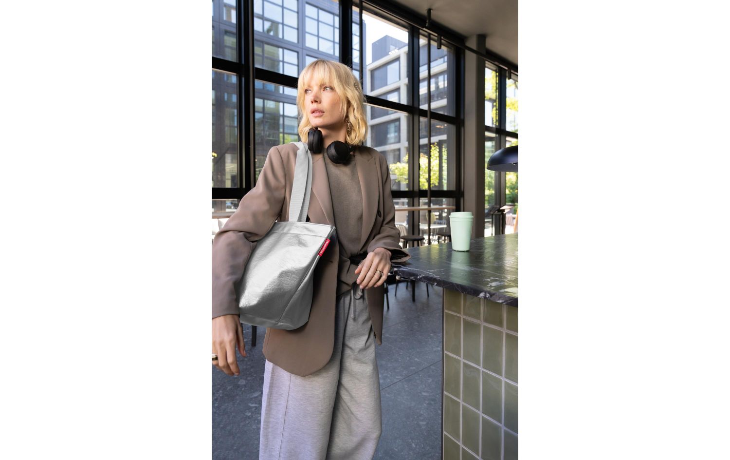 Anzug, Taillierter Mantel, Hellgraue Hose, Große Tasche, Kopfhörer