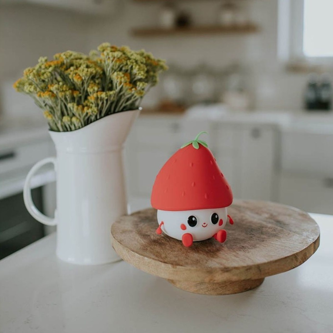 Moebel, Tabelle, Tischplatte, Essen, Präsentation des Essens, toy, erdbeere, niedlich, kawaii, spielzeug