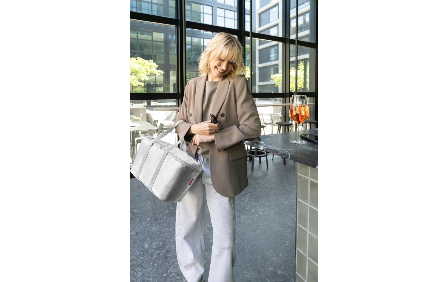 tote bag, handtasche, silberne tasche, blazer, große tasche