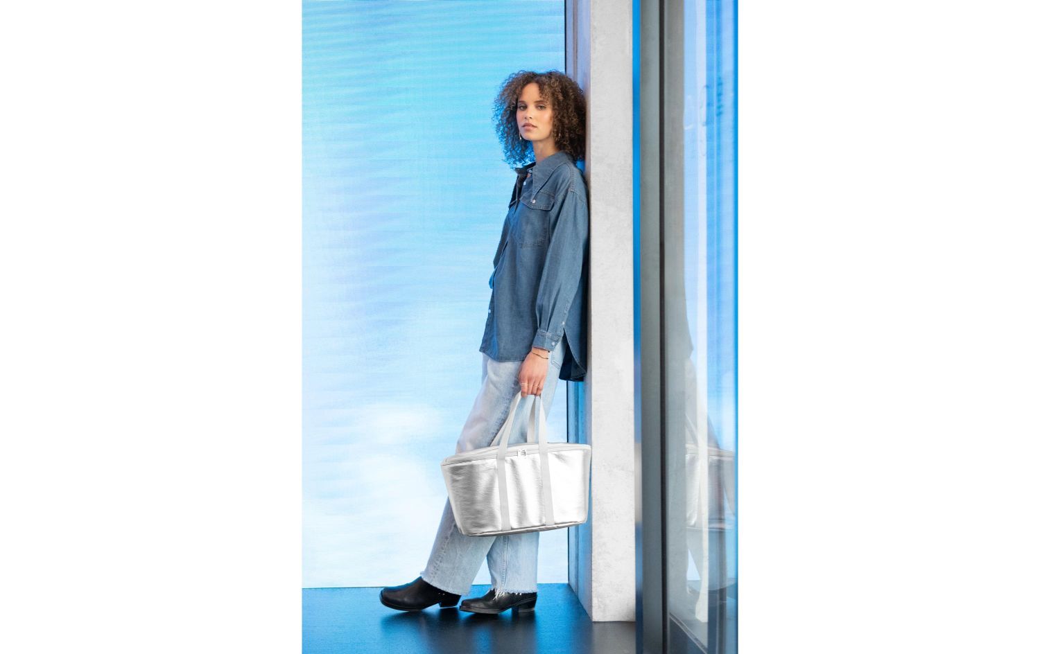 Denimshirt, Denimjacke, BlaueJeans, weißeTasche, Stiefel