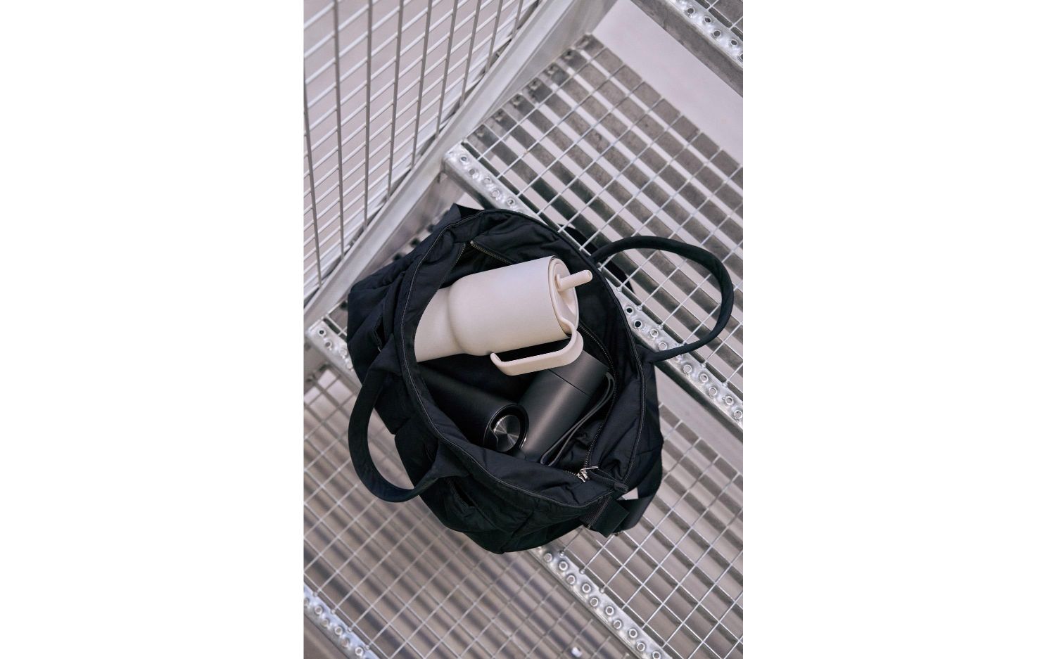 Tasche, Becher, Thermos, Tragetasche, Alltagsgegenstand, Tasche, Becher, Thermos, Kunststoff, Alltagstasche