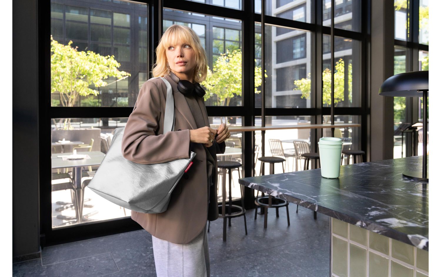 Tote-Tasche, Silberne Tasche, Schultertasche, Silberoptik, minimalistischer Stil