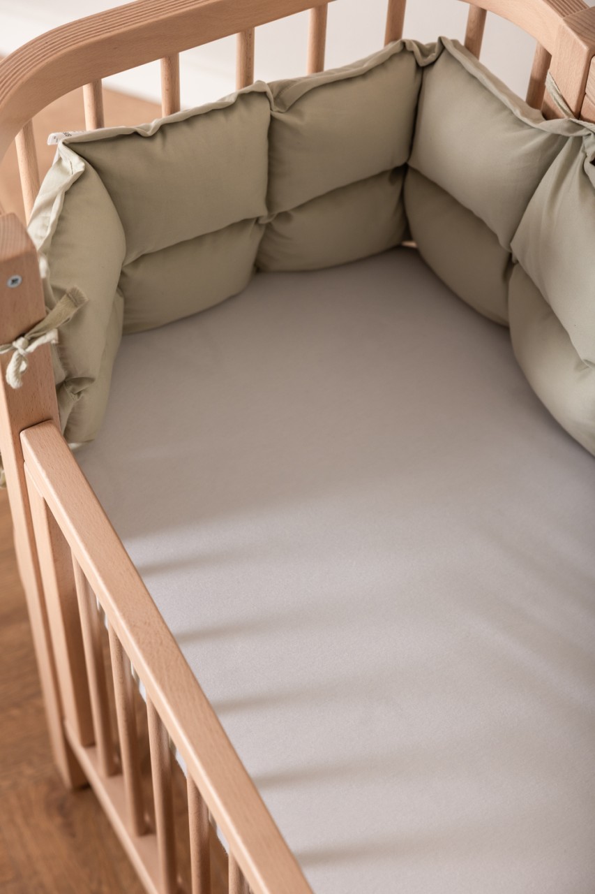 Babybett, Holzkorb, gepolsterte Bündchen, Matratze, neutrale Farbe