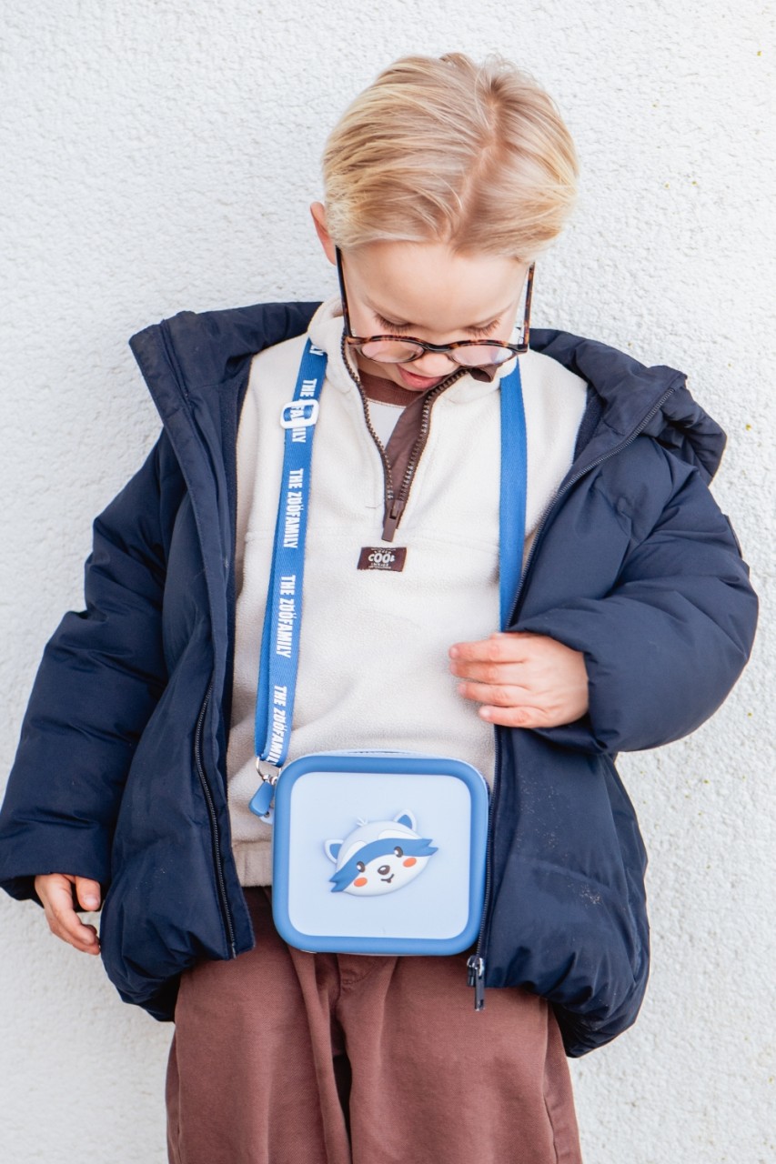 Kinder, Jacke, Pullover, Brille, Kunstledertasche