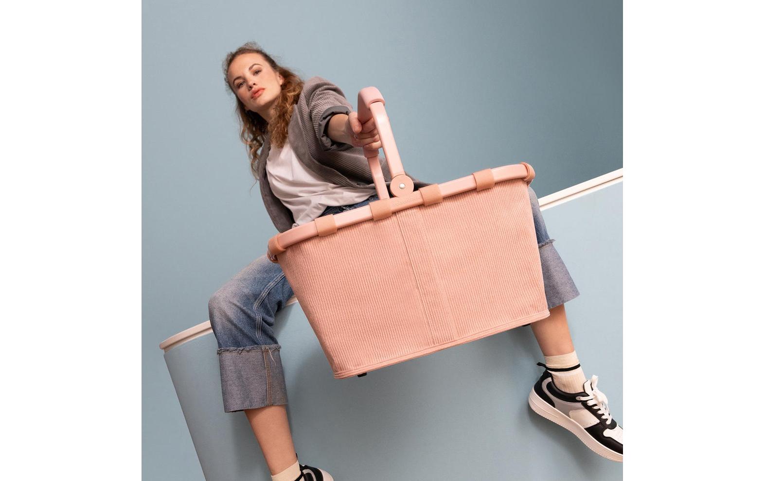 Person, Sitzend, Kleidung, Schuhwerk, Schuh