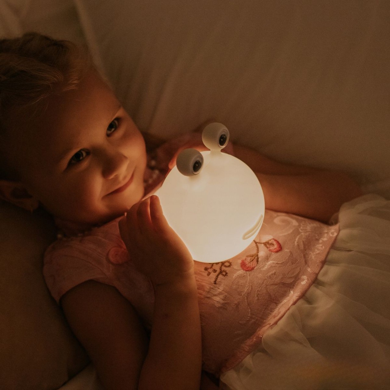 Gesicht, Person, Fotografie, Portrait, Lampe, Kinderlampe,  Nachtlicht,  Snoopy Augen,  rund,  warmes Licht