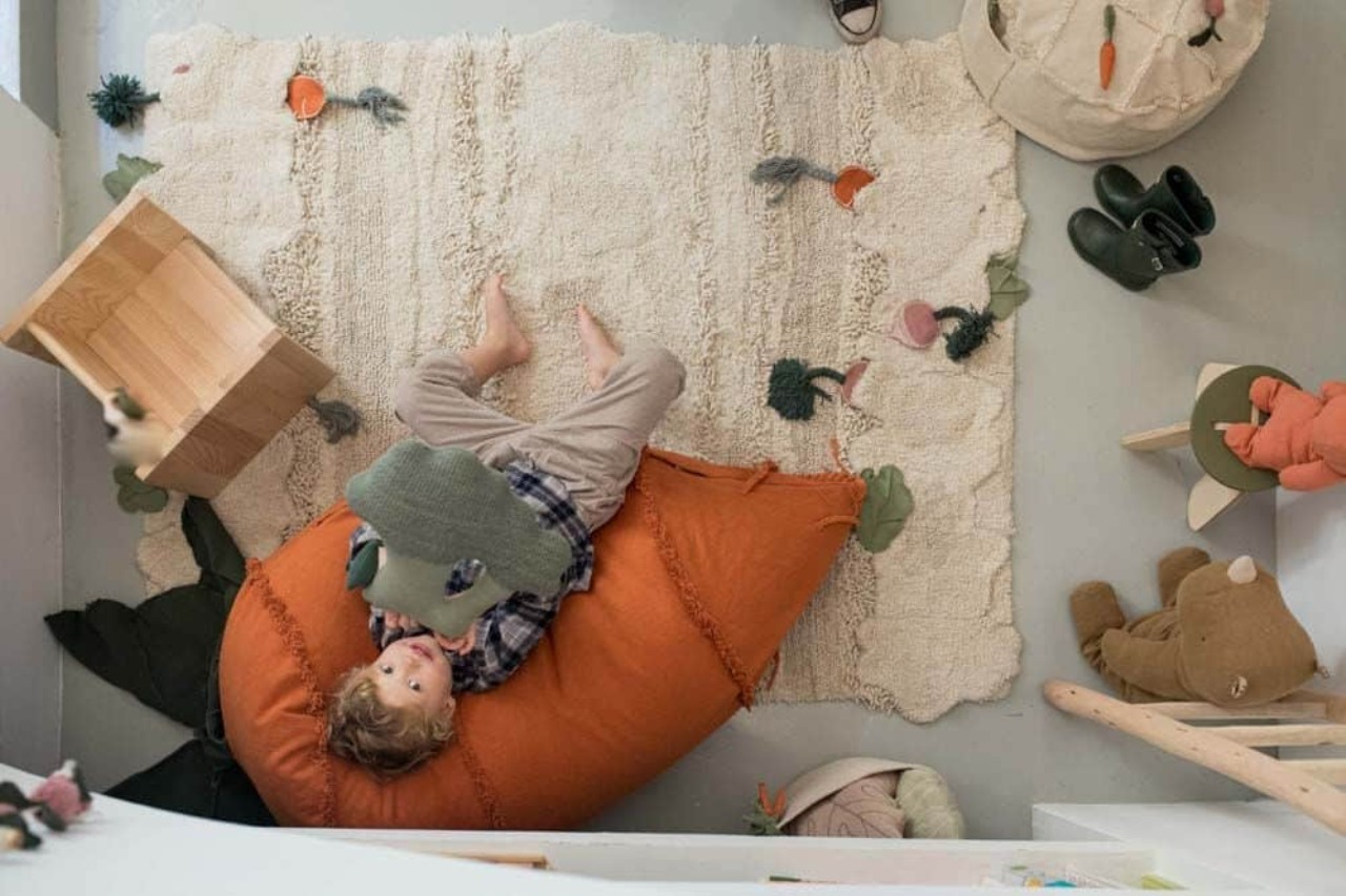 Kinderzimmer, Spielteppich, Gemütliches Sofa, Kissen, Schuhe