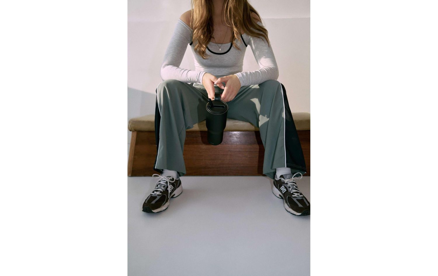 sportshirt, olayre-, grey, athletic-pants, sneakers