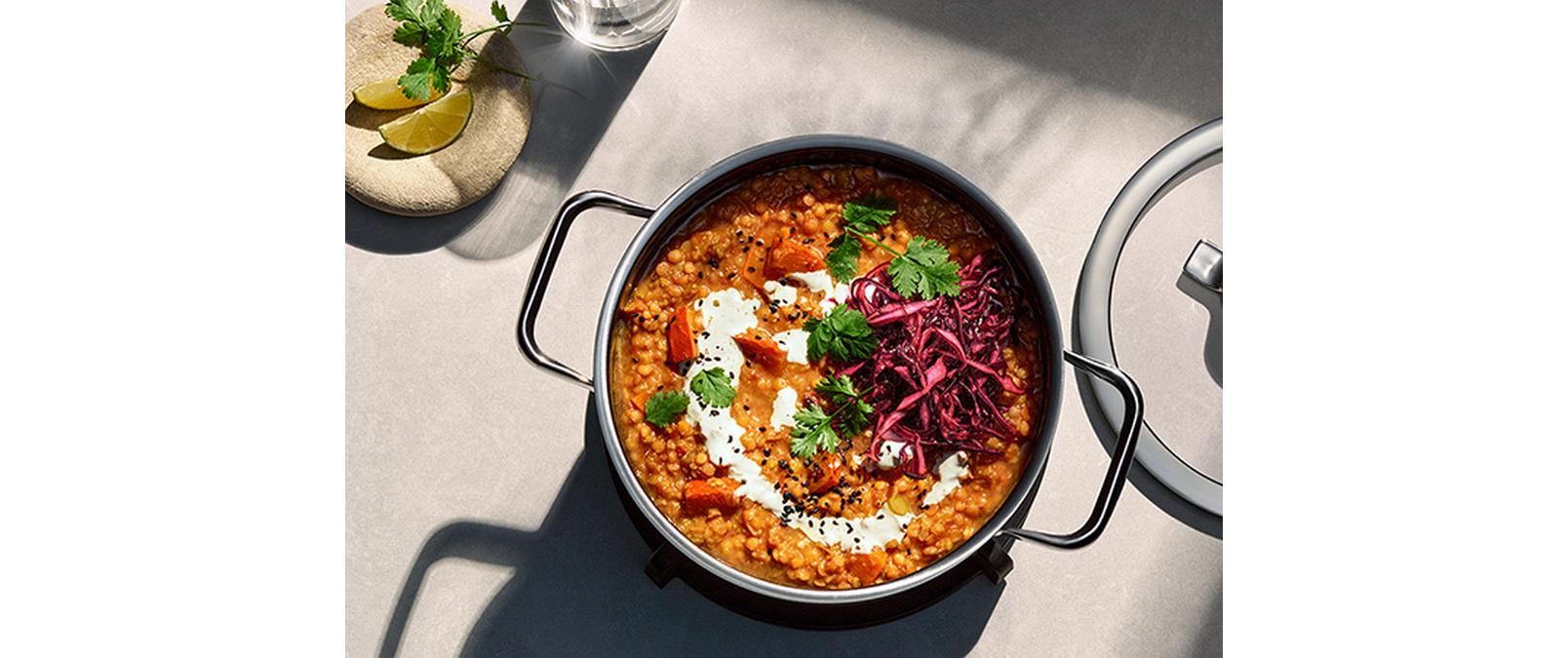 Eintopf, Linseneintopf, Kasserolentopf, Kasserolle, Gemüsegerichte, Eintopf, Linseneintopf, Kasserolle, Rote Bete, Kräuter, Dill, Cilantro, Sommergericht