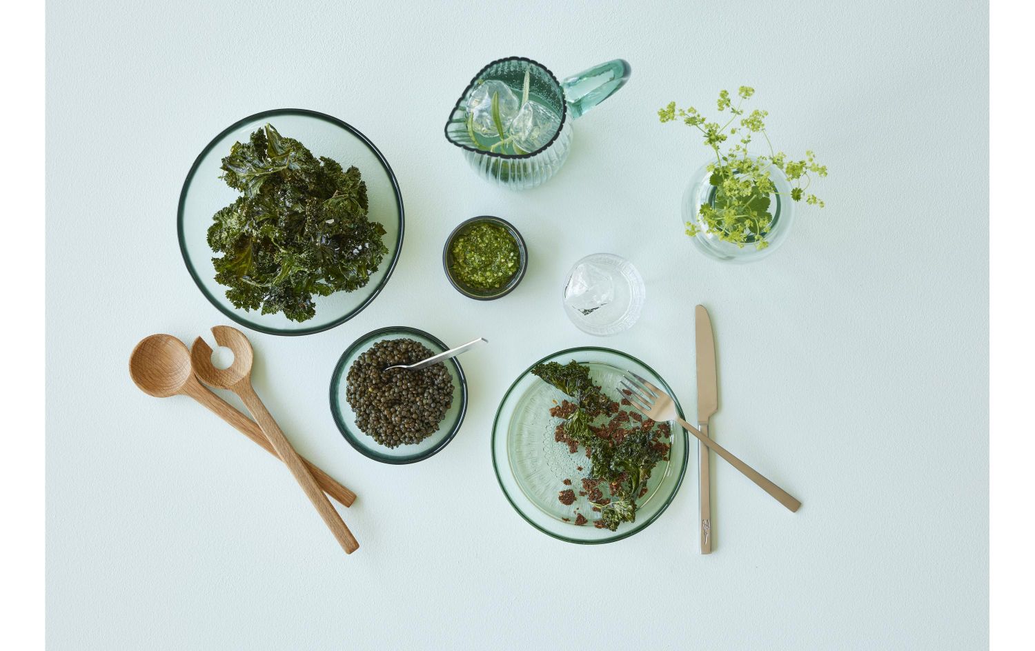 grüner salat, lunch-platzer, körner, gläser, holzlöffel