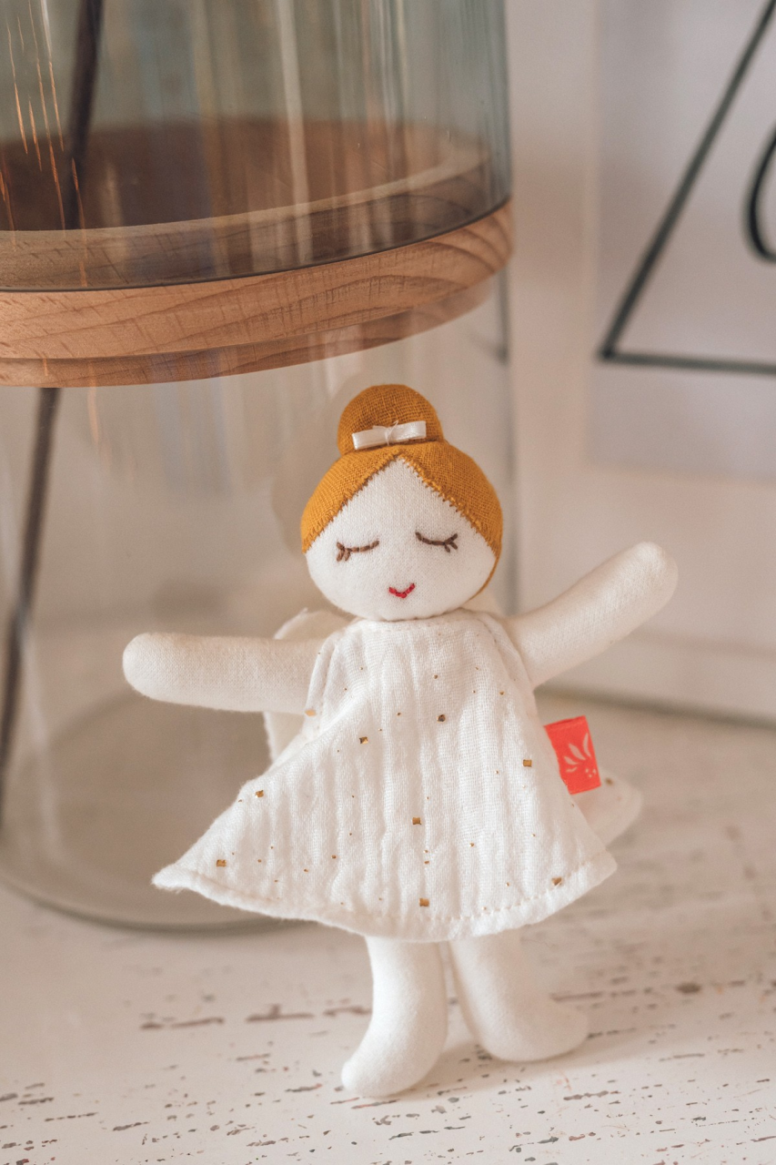 Kleine Puppe Schutzengel Person
