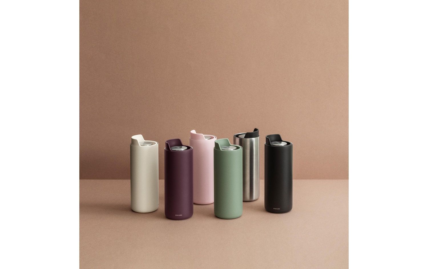 Thermosflasche, Vakuumflasche, Trinkflasche, Stahlflasche, Korkenverschluss, Thermosflasche, Trinkflasche, Stählerner Korpus, matte Oberfläche, mehrfarbig,  Trinkflasche, Stoffflasche, Thermosflasche,  Edelstahl, Mehrfarbig