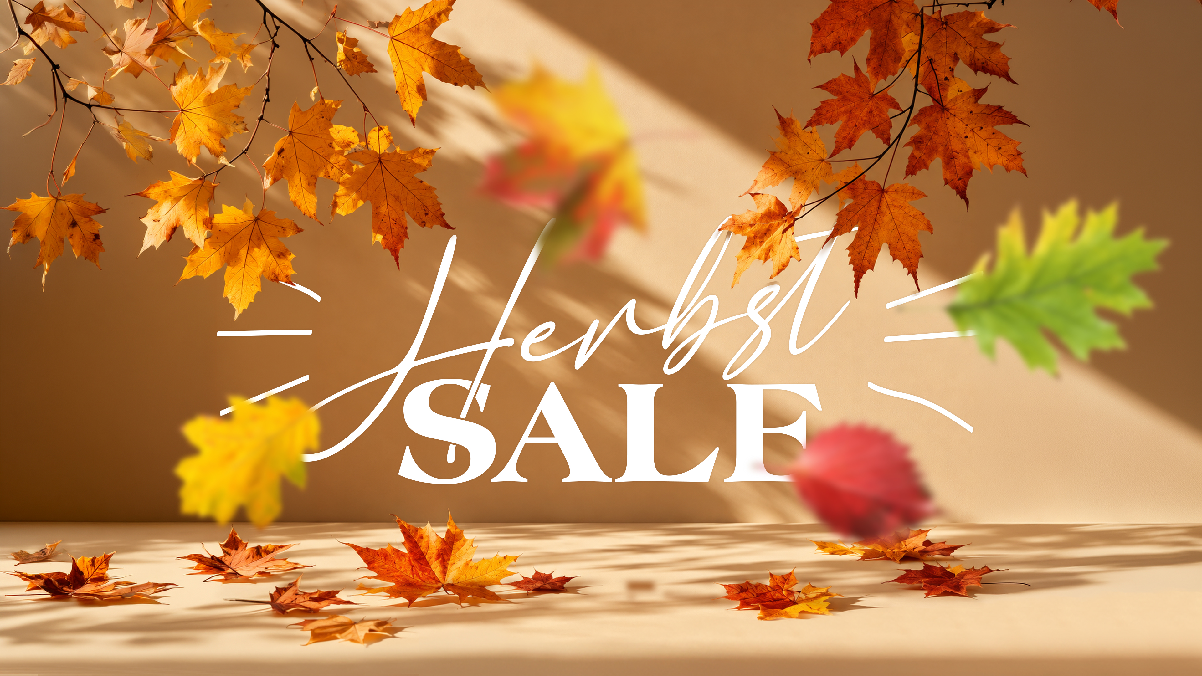 Text Herbst SALE in Weiß auf beigem Hintergrund, umgeben von fallenden Ahorn- und Eichenblättern in Gelb, Rot und Grün.