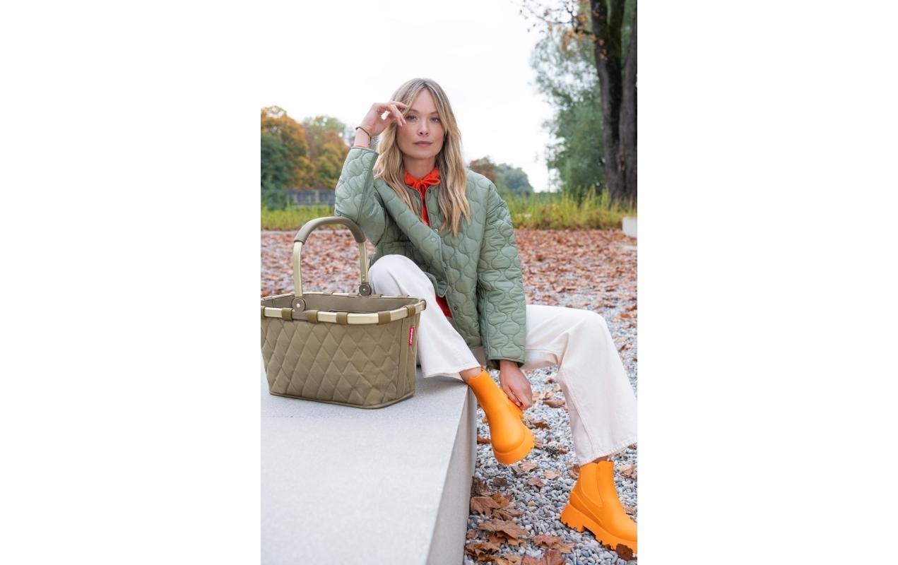 Person, Sitzend, Kleidung, Mantel