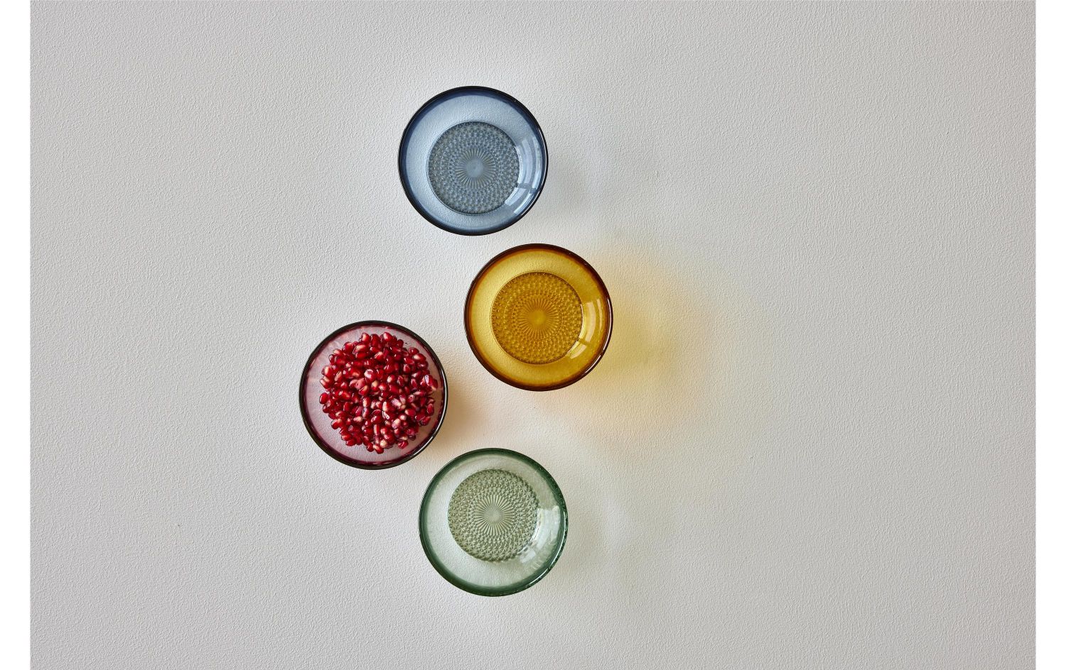 glaswaren, trinkgläser, farbiges glas, granatapfel, set aus vier