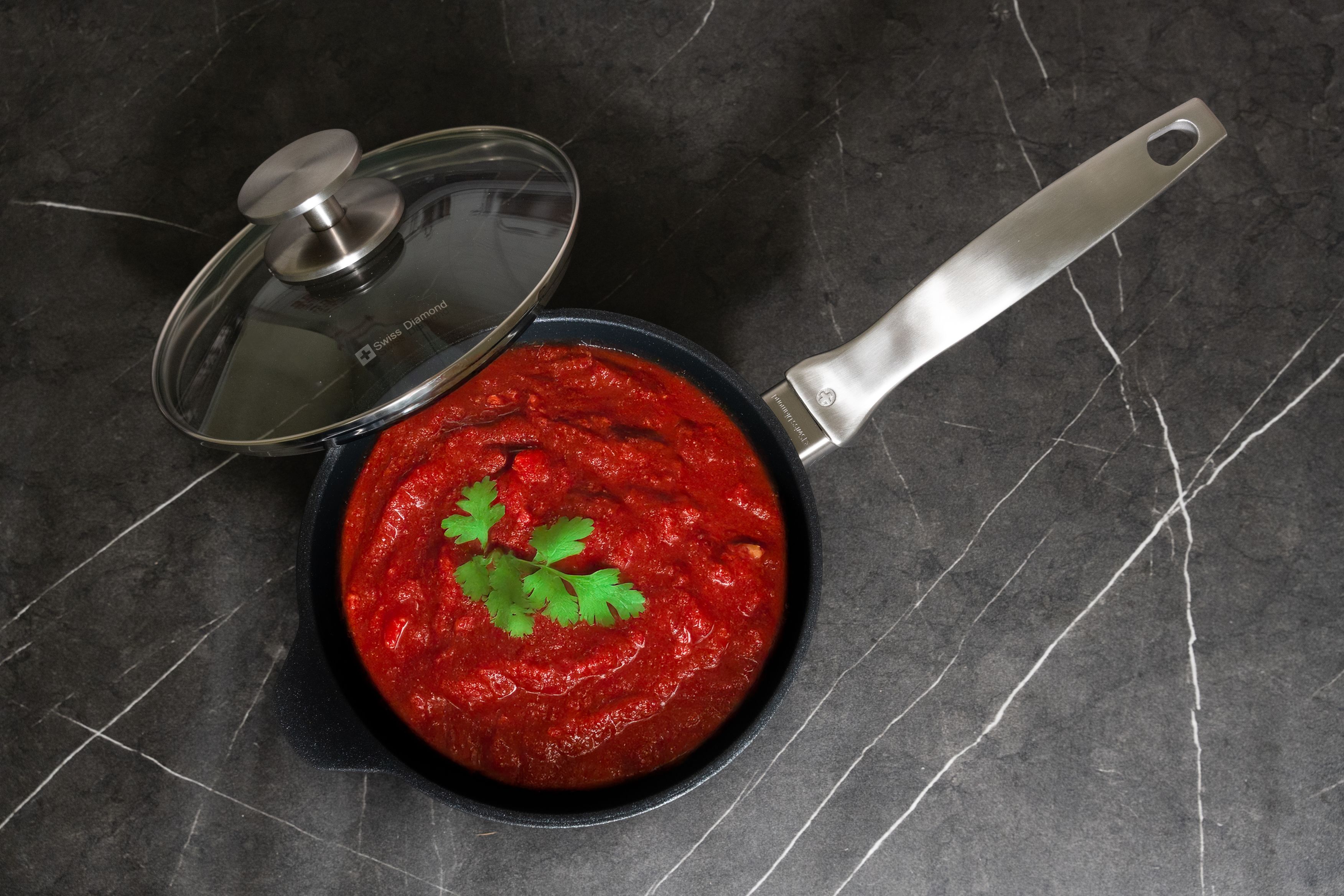 Kochtopf, Kochgeschirr, Präsentation von Lebensmitteln, Ketchup
