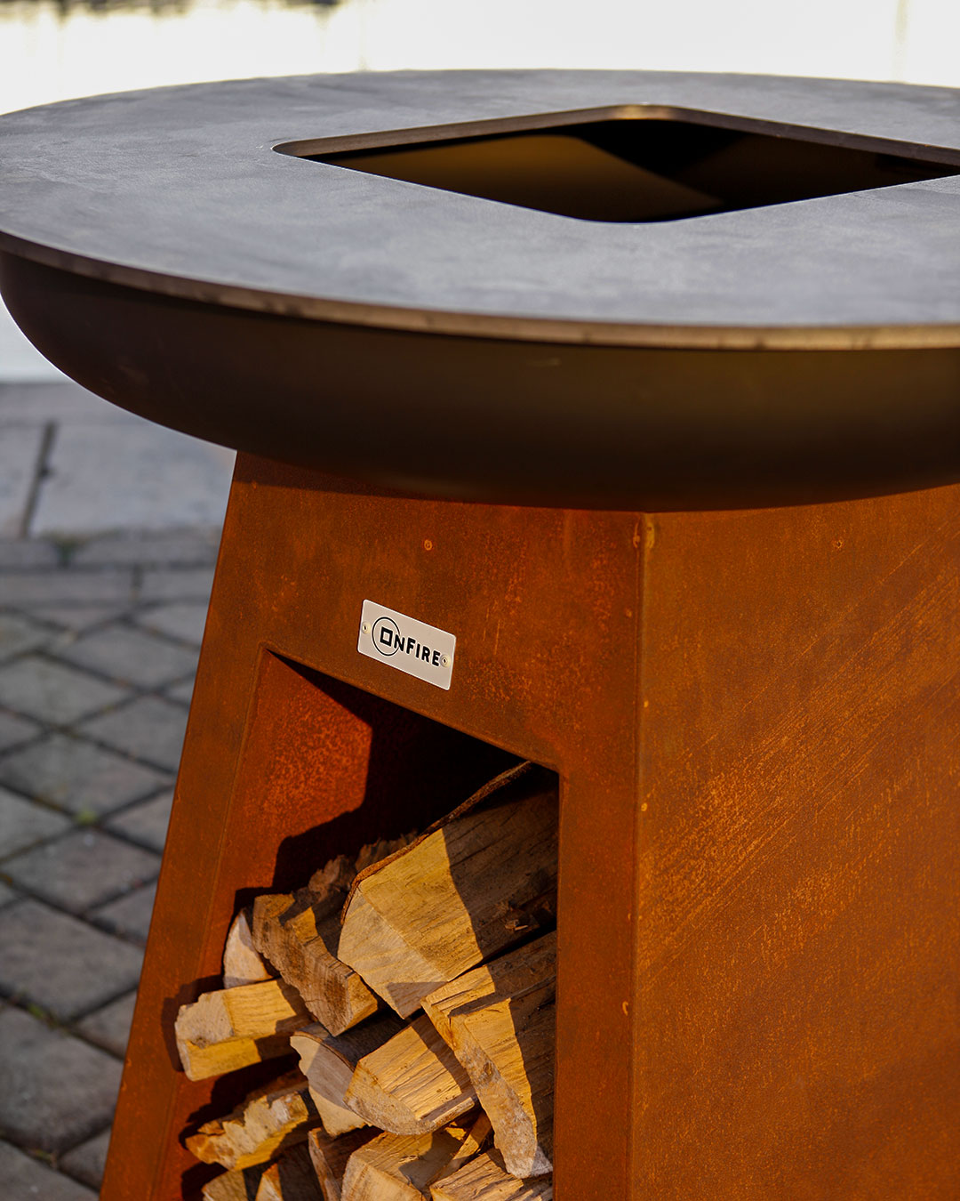 OnFire BBQ 95x86 cm mit Holzlager Cortenstahl